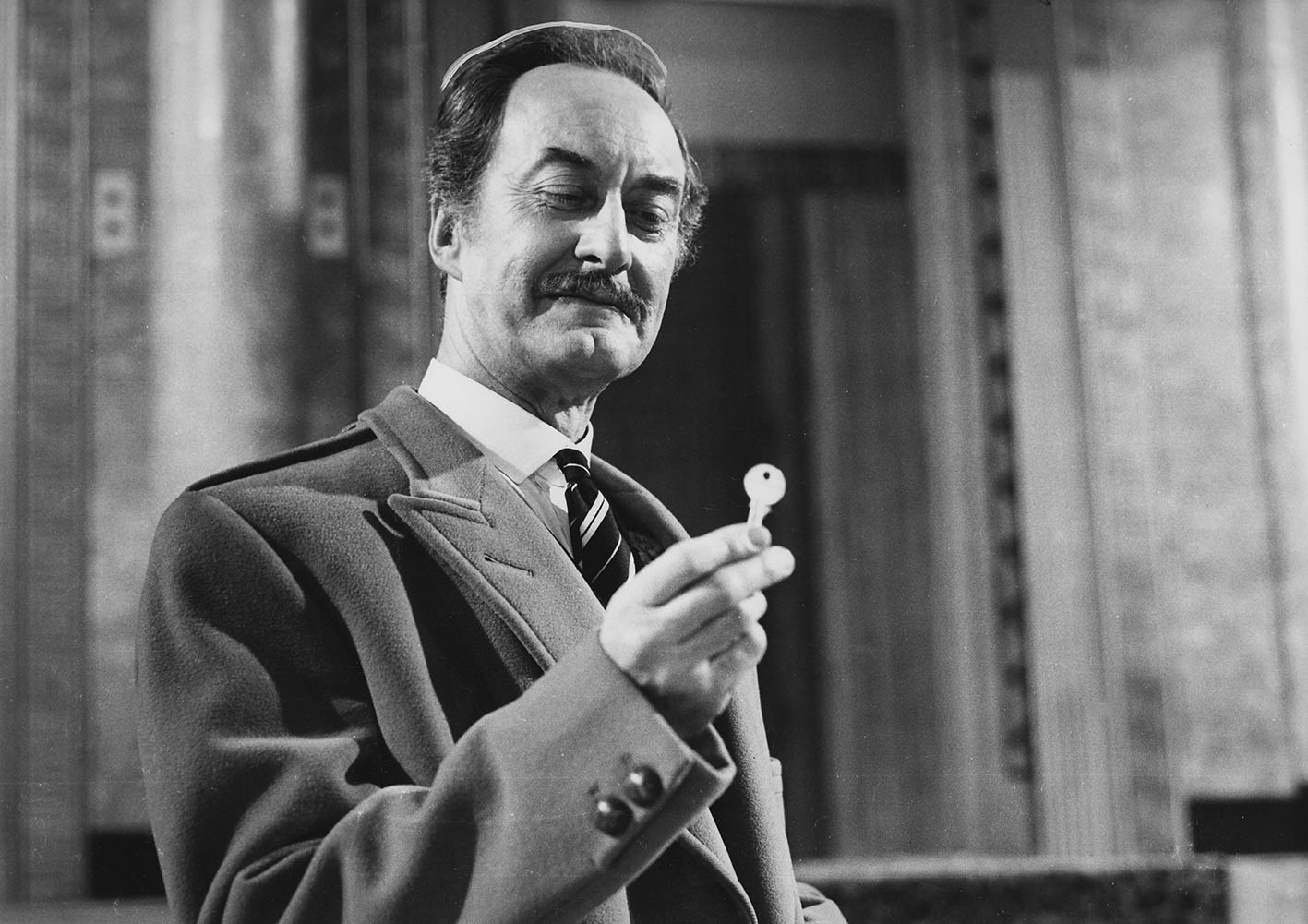 Ο ηθοποιός Φρανκ Θόρντον σε μια σκηνή από την τηλεοπτική κωμική σειρά «Are You Being Served?», 12 Ιανουαρίου 1975.