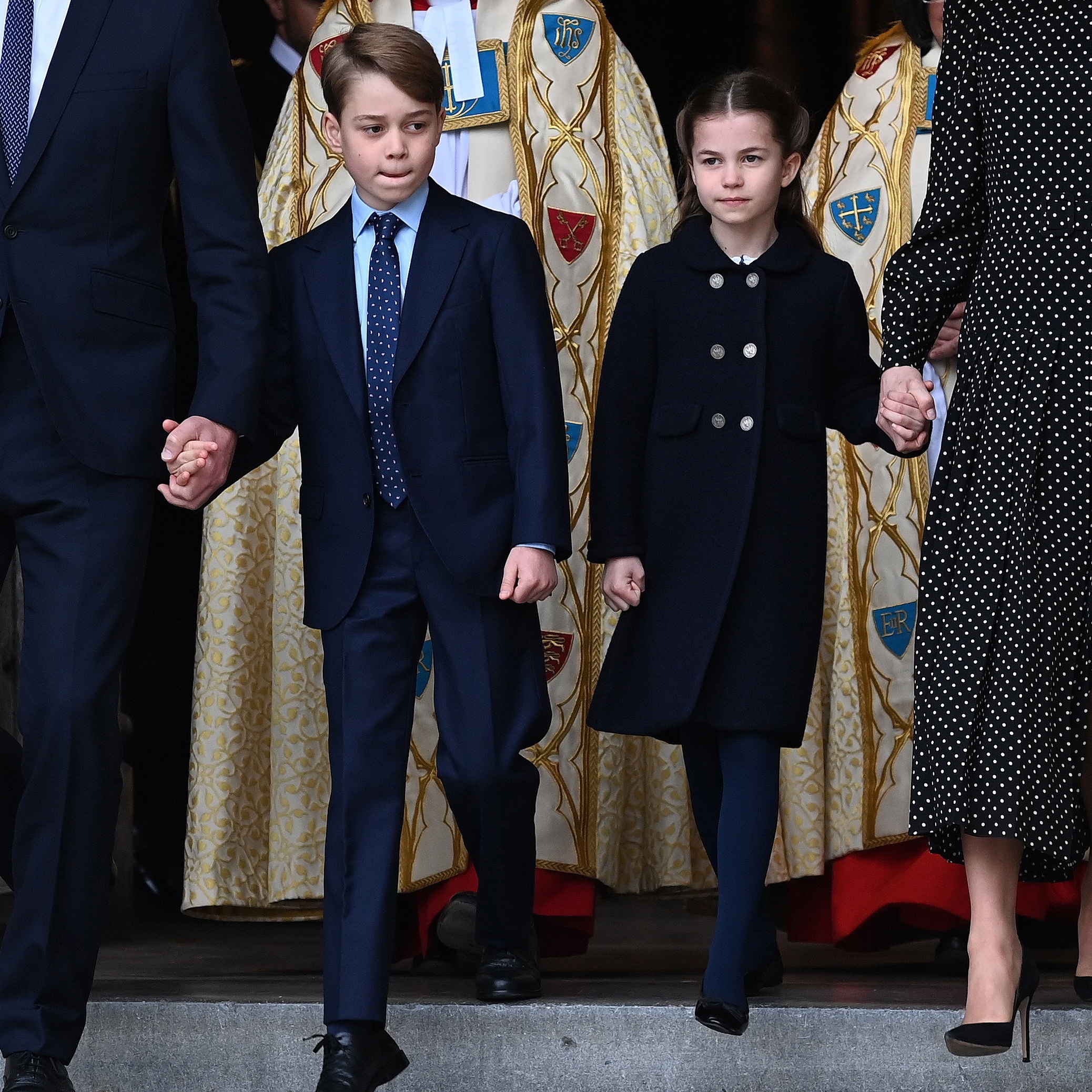 Η πριγκίπισσα Charlotte και ο πρίγκιπας George αποχωρούν με τους γονείς τους μετά την επιμνημόσυνη δέηση για τον πρίγκιπα Φίλιππο, στο Αββαείο του Ουέστμινστερ, στις 29 Μαρτίου 2022