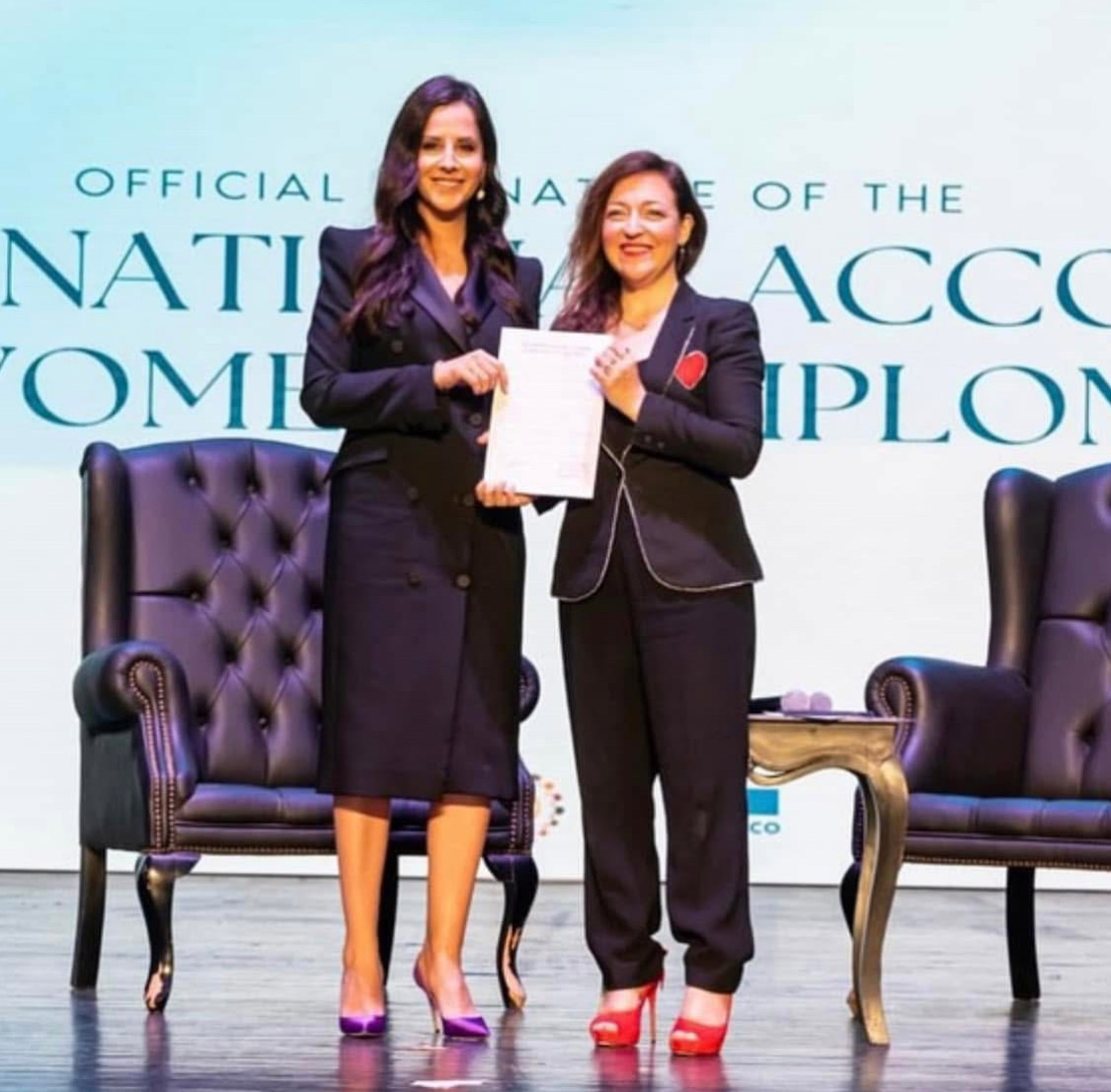 Η πρώτη κυρία της Σερβίας Tamara Vučić υπογράφει τη Διεθνή Συμφωνία για τις Γυναίκες στη Διπλωματία που αφορά τα δικαιώματα των γυναικών.