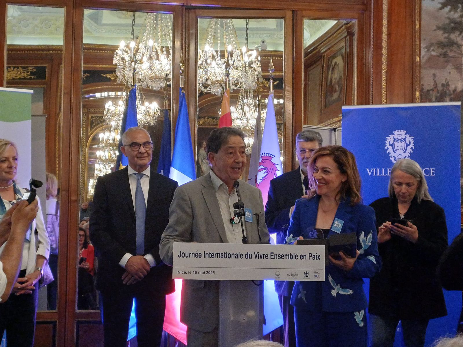 Η πρέσβειρα της Ειρήνης Guila Clara Kessous παραλαμβάνοντας το βραβείο της από τον Cheikh Bentounes στη Νίκαια.