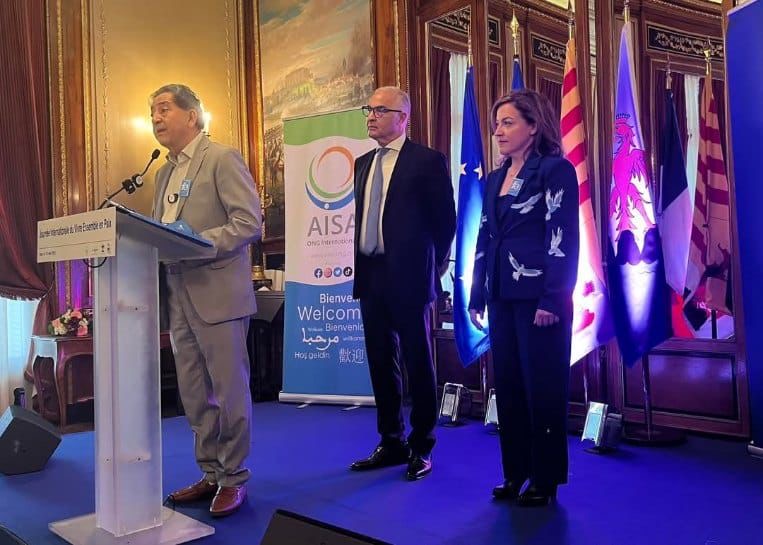 Η πρέσβειρα της Ειρήνης Guila Clara Kessous παρακολουθεί την ομιλία του Cheikh Bentounes λίγο πριν τη βράβευσή της στη Νίκαια