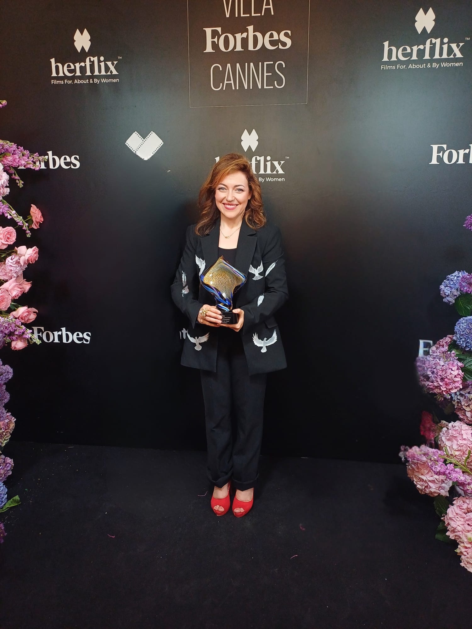 H πρέσβειρα της Ειρήνης Guila Clara Kessous παραλαμβάνει το Luminary Award στη Villa Forbes.