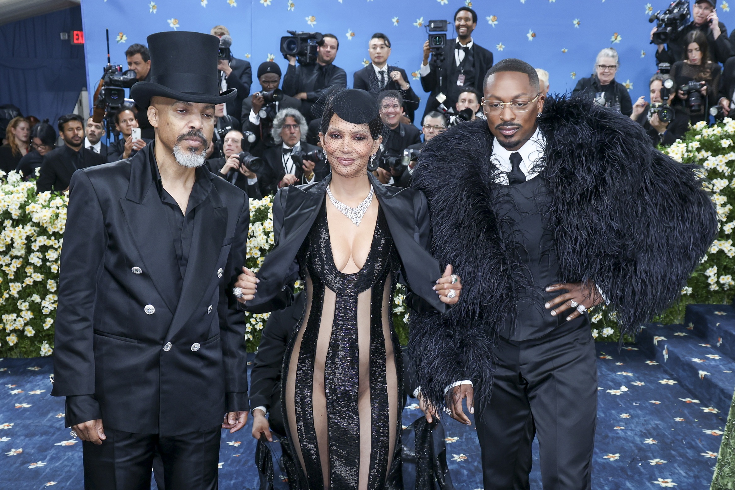 O Van Hunt, η Halle Berry και ο LaQuan Smith στο κόκκινο χαλί του Met Gala, στις 5 Μαΐου 2025