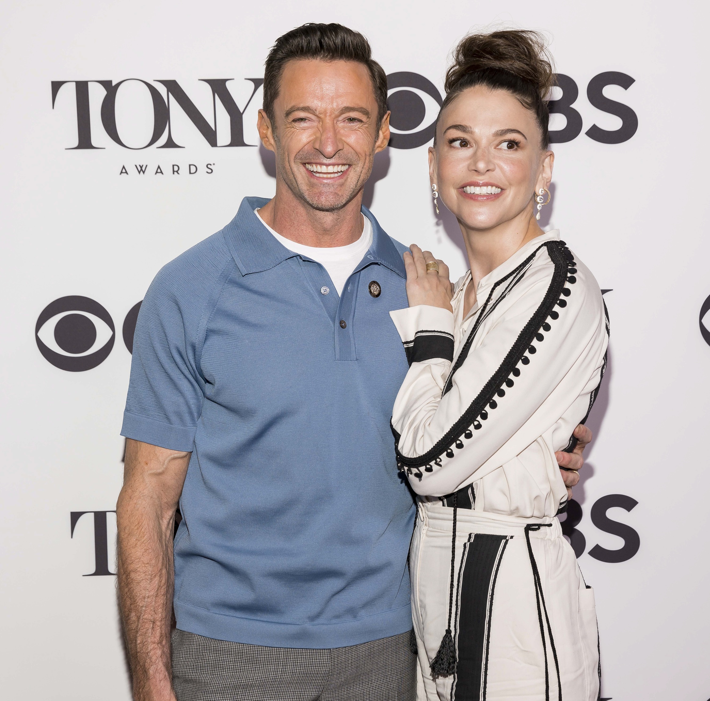 O Hugh Jackman και η Sutton Foster ποζάρουν για φωτογράφους στην εκδήλωση "Meet the Nominees" για τα 75α Tony awards στη Νέα Υόρκη, 12 Μαΐου 2022