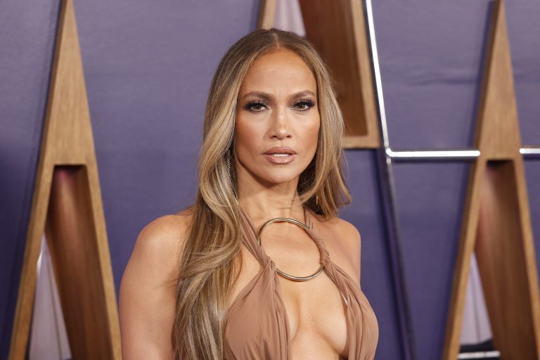 H Jennifer Lopez ποζάρει στην αίθουσα Τύπου πριν να εμφανιστεί στη σκηνή των American Music Awards, στις 26 Μαΐου 2025