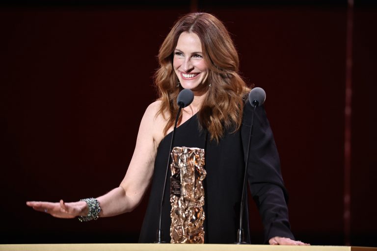 H Julia Roberts παραλαμβάνει το τιμητικό Cesar στη διάρκεια της 50ής τελετής στο Olympia στο Παρίσι, 28 Φεβρουαρίου 2025 /