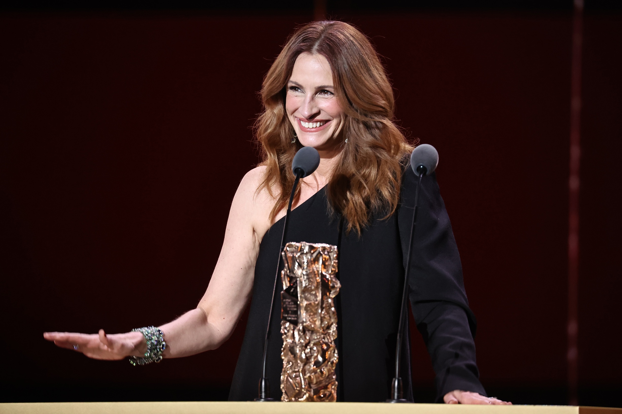H Julia Roberts παραλαμβάνει το τιμητικό Cesar στη διάρκεια της 50ής τελετής στο Olympia στο Παρίσι, 28 Φεβρουαρίου 2025 /
