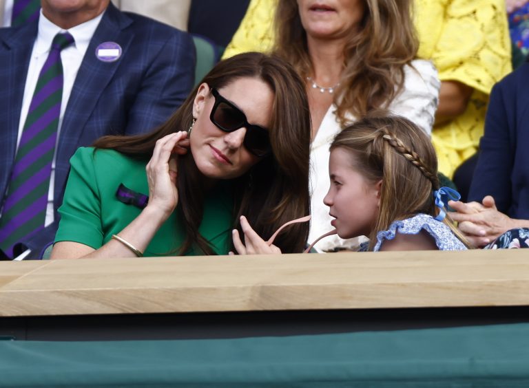 Η Kate Middleton και η πριγκίπισσα Charlotte στη διάρκεια του τελικου΄Ανδρών στο Wimbledon Championships, 16 Ιουλίου 2023