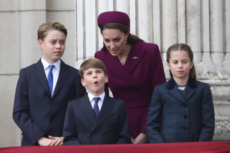 H Kate Middleton με τα τρία παιδιά της, στο μπαλκόνι των Ανακτόρων του Μπάκιγχαμ, μετά τη στρατιωτική παρέλαση στο πλαίσιο των εκδηλώσεων μνήμης για την 80ή επέτειο από την Ημέρα Νίκης στην Ευρώπη, 5 Μαΐου 2025