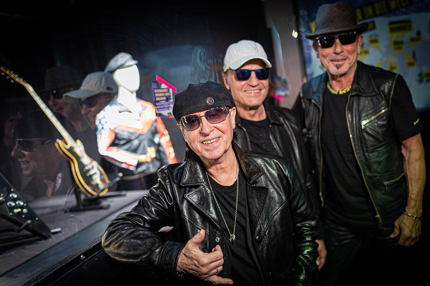 Οι Klaus Meine (Κλάους Μάινε) (από αριστερά προς τα δεξιά), Matthias Jabs (Ματίας Γιαμπς) και Rudolf Schenker (Ρούντολφ Σένκερ) από το ροκ συγκρότημα Scorpions στην έκθεση «Hub of the Scorpions» που παρουσιάζεται στο αεροδρόμιο Ανόβερο-Λάνγκενχαγκεν για να σηματοδοτήσει την 60ή επέτειο του συγκροτήματος.