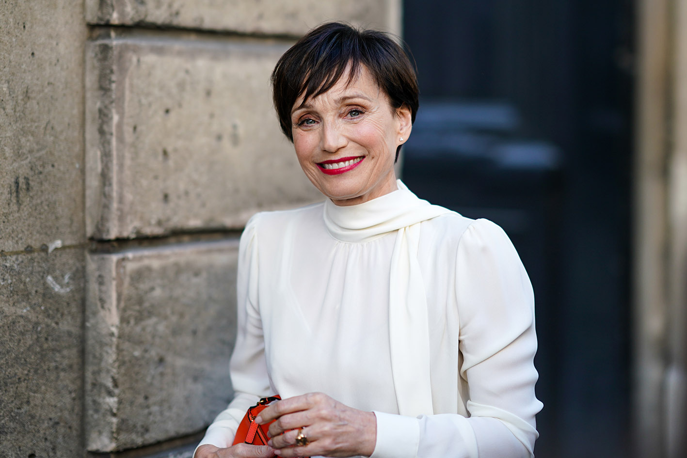 H Kristin Scott Thomas έξω από τον οίκο Valentino, κατά τη διάρκεια της Εβδομάδας Μόδας του Παρισιού Υψηλή Ραπτική Φθινόπωρο/Χειμώνας 2019/20, στις 3 Ιουλίου 2019.