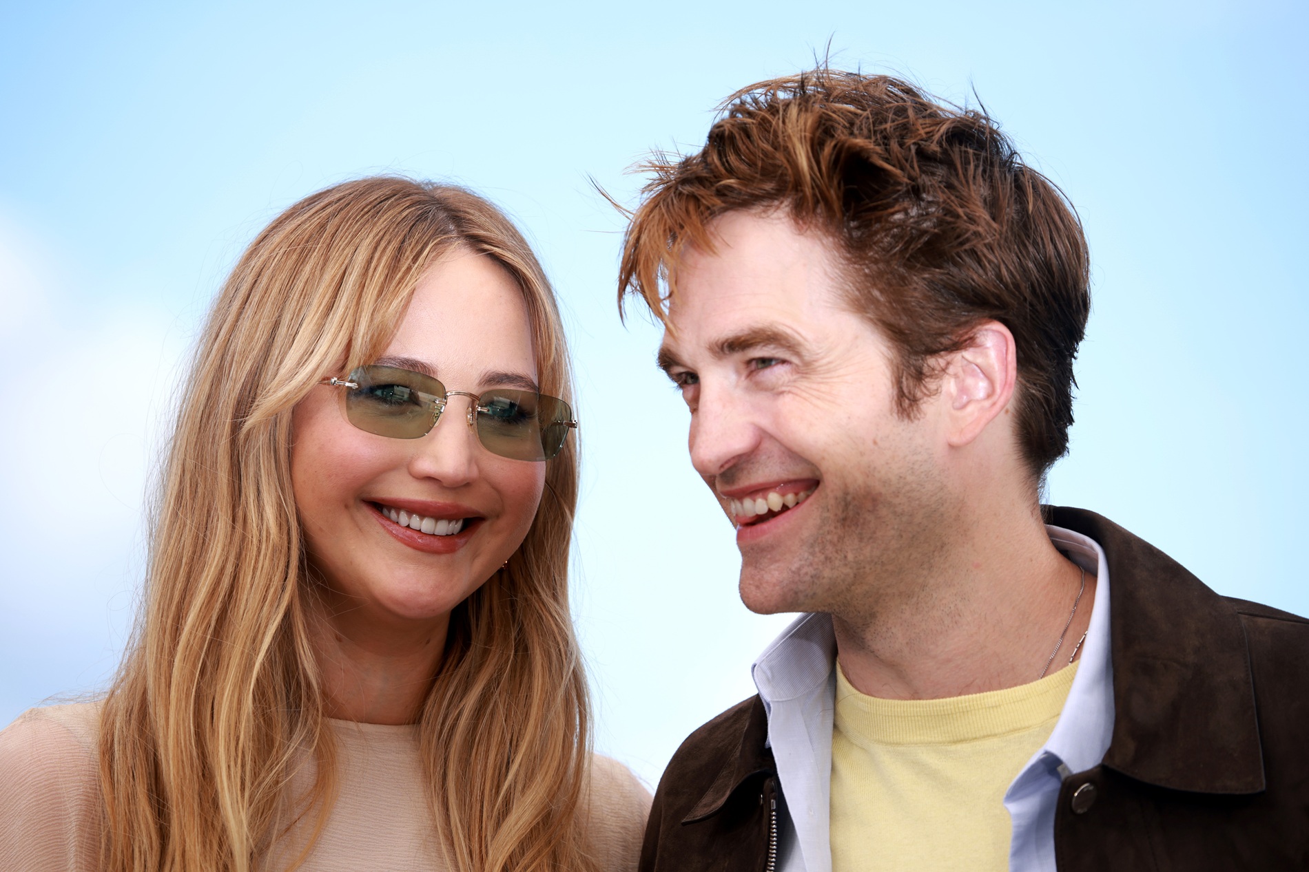 Η Jennifer Lawrence και ο Robert Pattinson στο photocall του "Die My Love" στη διάρκεια του 78ου Φεστιβάλ Καννών, 18 Μαΐου 2025