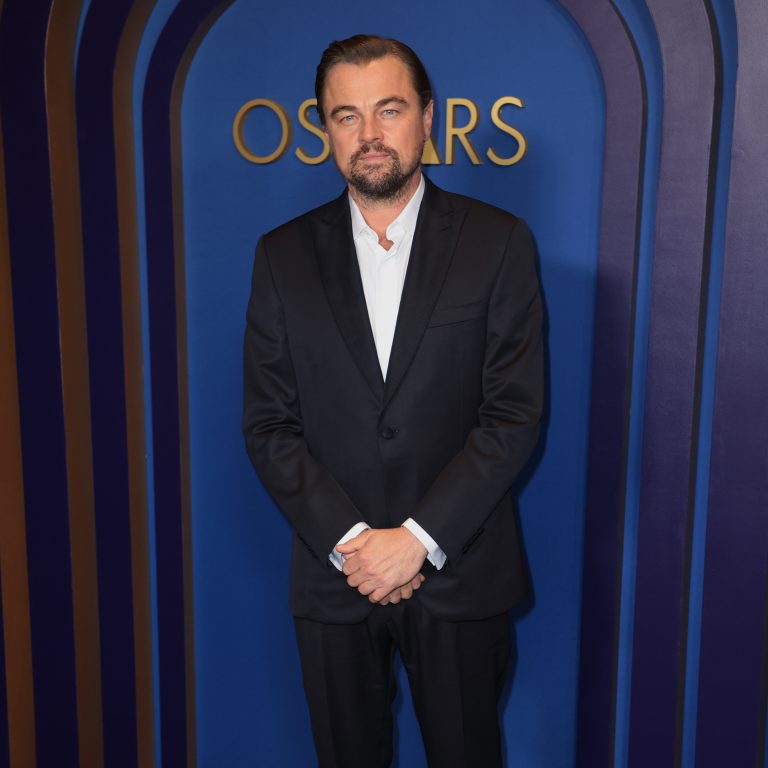 O Leonardo DiCaprio ποζάρει στο κόκκινο χαλί για τη 14η Ετήσια Τελετή Βραβείων Governors της Ακαδημίας Κινηματογραφικών Τεχνών και Επιστημών, στην αίθουσα Ray Dolby στο Λος Άντζελες, 9 Ιανουαρίου 2024