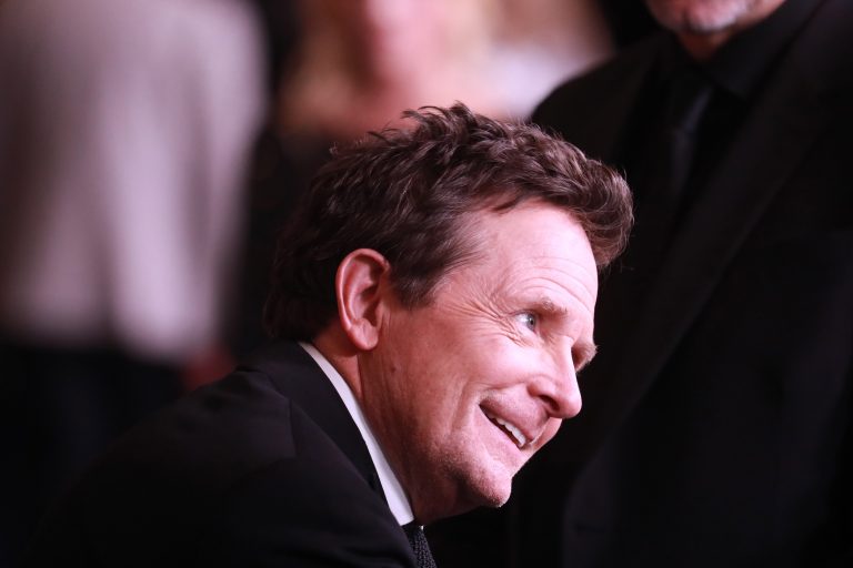 O Michael J. Fox ποζάρει στο κόκκινο χαλί πριν από τη 13η απονομή των βραβείων Governors της Ακαδημίας Κινηματογραφικών Τεχνών και Επιστημών στο Fairmont Century Plaza στο Λος Άντζελες, 19 Νοεμβρίου 2022