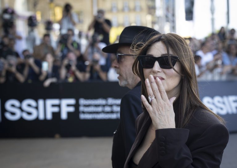Η Monica Bellucci και ο Tim Burton φθάνουν στο ξενοδοχείο για τους φιλοξενουμένους του 72ου Διεθνούς Φεστιβάλ Κινηματογράφου του Σαν Σεμπαστιάν, 25 Σεπτεμβρίου 2024