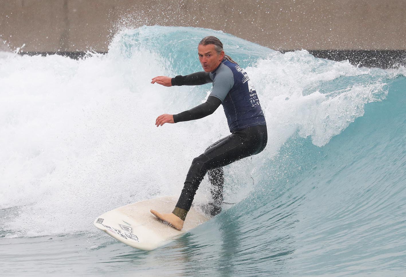 Ο Pegleg Bennett συμμετέχει σε μια προπόνηση ενόψει του Korev Lager English Adaptive Surfing Open 2020 στο The Wave στο Μπρίστολ.