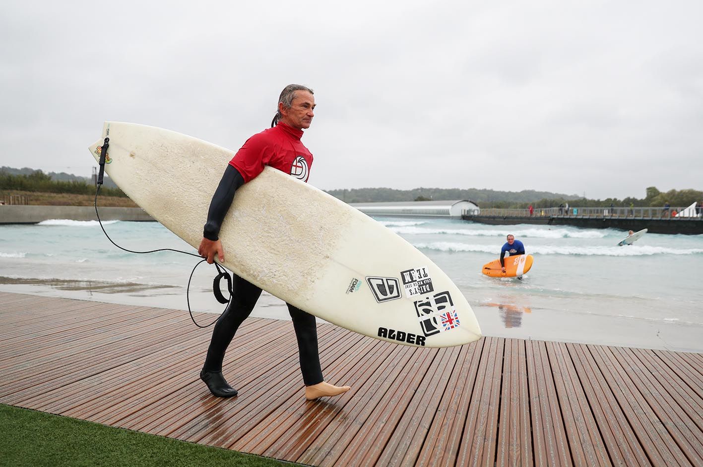 Ο Pegleg Bennett φεύγει από το νερό μετά τη συμμετοχή του στο Korev Lager English Adaptive Surfing Open 2020 στο The Wave στο Μπρίστολ