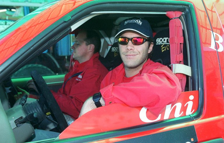 Φωτογραφία τραβηγμένη στις 7 Απριλίου 2002 που δείχνει τον πρίγκιπα Emmanuel της Σαβοΐας της Ιταλίας με τον συνοδηγό του (του οποίου το όνομα δεν είναι διαθέσιμο) στο τιμόνι του Nissan κατά τη διάρκεια αγώνα ράλι στην Τυνησία.