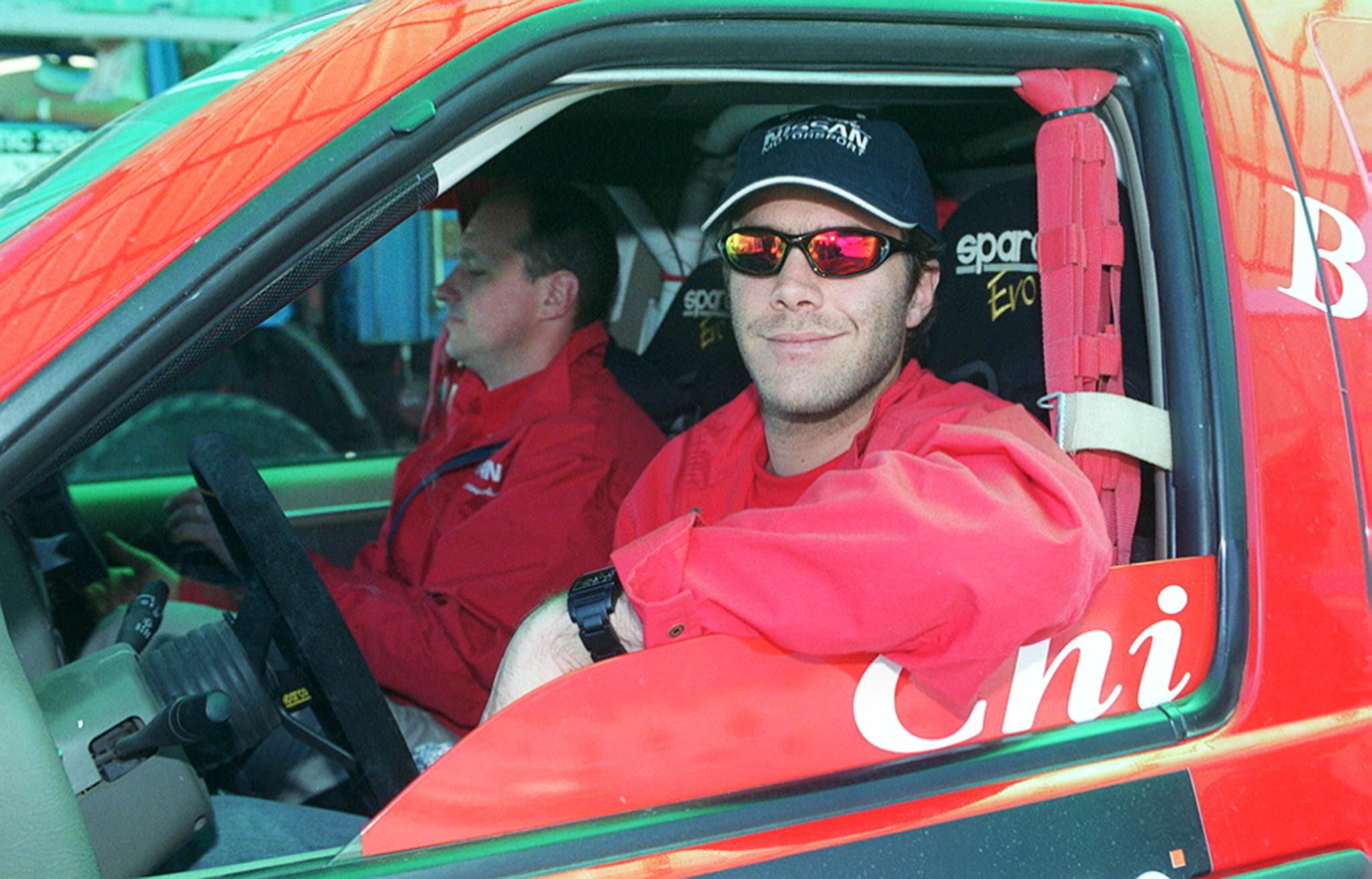 Φωτογραφία τραβηγμένη στις 7 Απριλίου 2002 που δείχνει τον πρίγκιπα Emmanuel της Σαβοΐας της Ιταλίας με τον συνοδηγό του (του οποίου το όνομα δεν είναι διαθέσιμο) στο τιμόνι του Nissan κατά τη διάρκεια αγώνα ράλι στην Τυνησία.