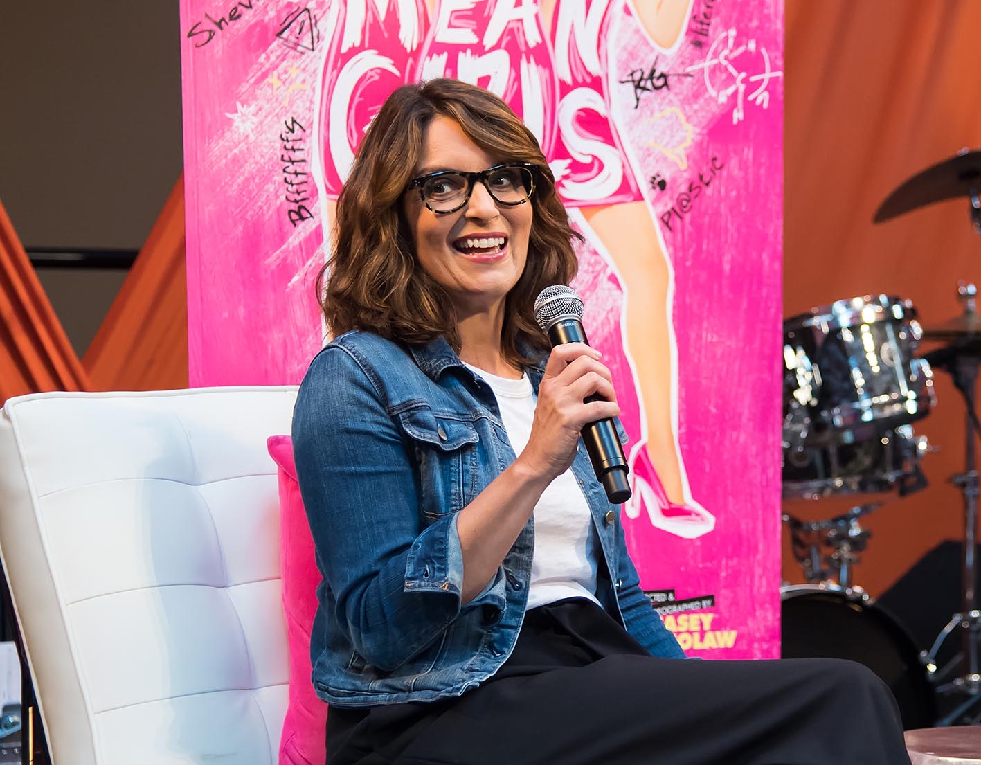 Η ηθοποιός/σεναριογράφος/δημιουργός εκπομπής Tina Fey μιλάει επί σκηνής κατά τη διάρκεια της ζωντανής εμφάνισης στο "Mean Girls" στις 14 Αυγούστου 2019 στη Φιλαδέλφεια της Πενσυλβάνια.