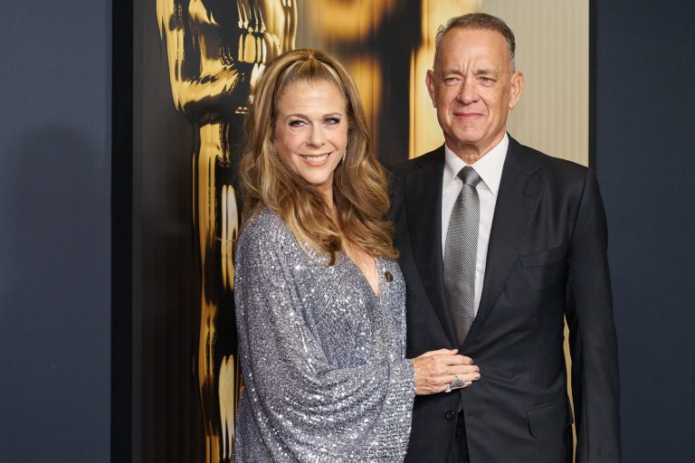 H Rita Wilson και ο Tom Hanks στα 15α Governors Awards στο Ray Dolby Ballroom του Ovation Hollywood, 17 Nοεμβρίου 2024