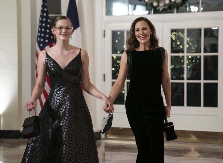 H Jennifer Garner και η Violet Affleck φθάνουν στο κρατικό δείπνο προς τιμήν του Γάλλου προέδρου Emmanuel Macron και της συζύγου του Brigitte Macron που παρέθεσε ο Αμερικανός πρόεδρος Joe Biden και η Πρώτη Κυρία, Jill Biden στον Λευκό Οίκο, την 1η Δεκεμβρίου 2022