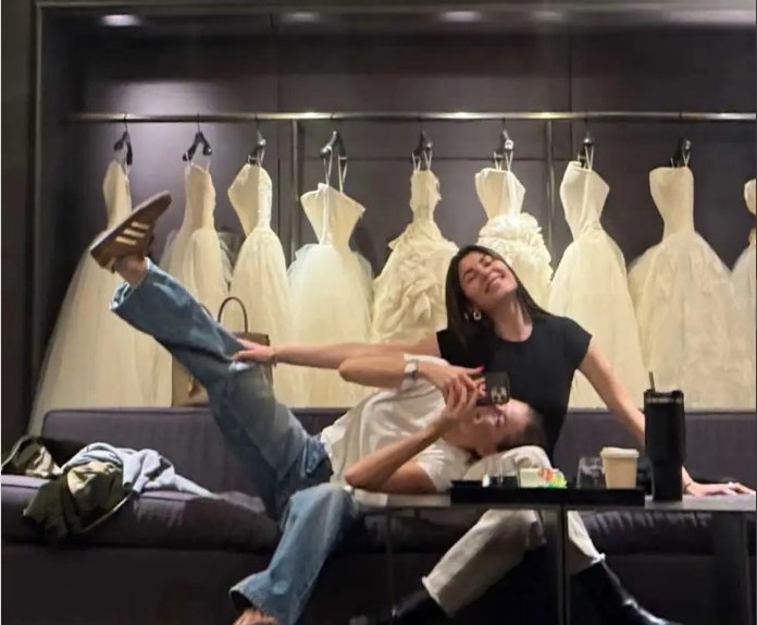 Η Αμαλία Κωστοπούλου σε ατελιέ νυφικών με φίλη της