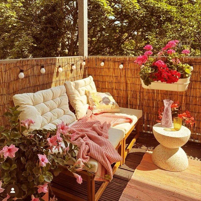 Μικρό μπαλκόνι με λουλούδια