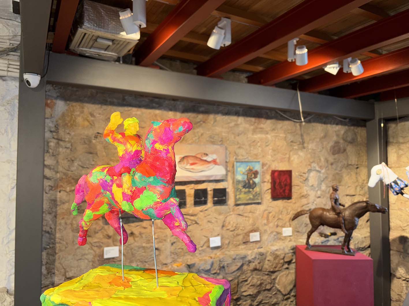 Η έκθεση Homo Animalis παρουσιάζει τα έργα φοιτητών του Α΄ και του ΣΤ΄ Εργαστηρίου Ζωγραφικής της Ανωτάτης Σχολής Καλών Τεχνών (ΑΣΚΤ), οι οποίοι με τις καλλιτεχνικές τους δημιουργίες διευρύνουν την έννοια και την αντίληψη της σχέσης Ανθρώπου και Ζώου στη σύγχρονη τέχνη.