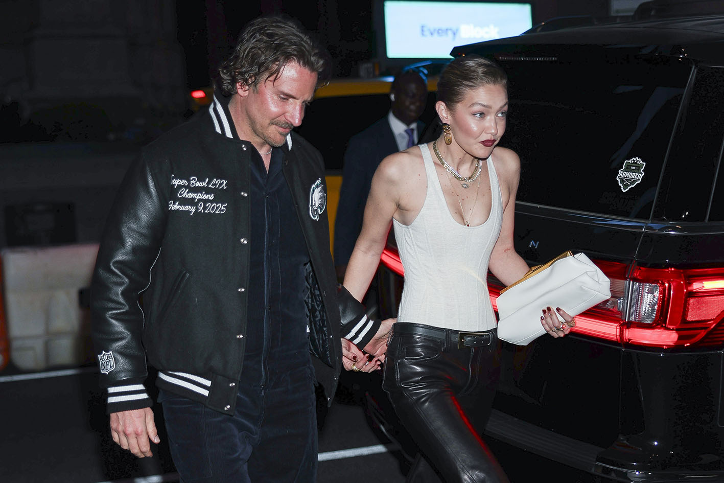 Ο Bradley Cooper και η Gigi Hadid πηγαίνοντας στο Le Chalet για να γιορτάσουν τα 30ά γενέθλια της στις 25 Απριλίου 2025 στη Νέα Υόρκη.