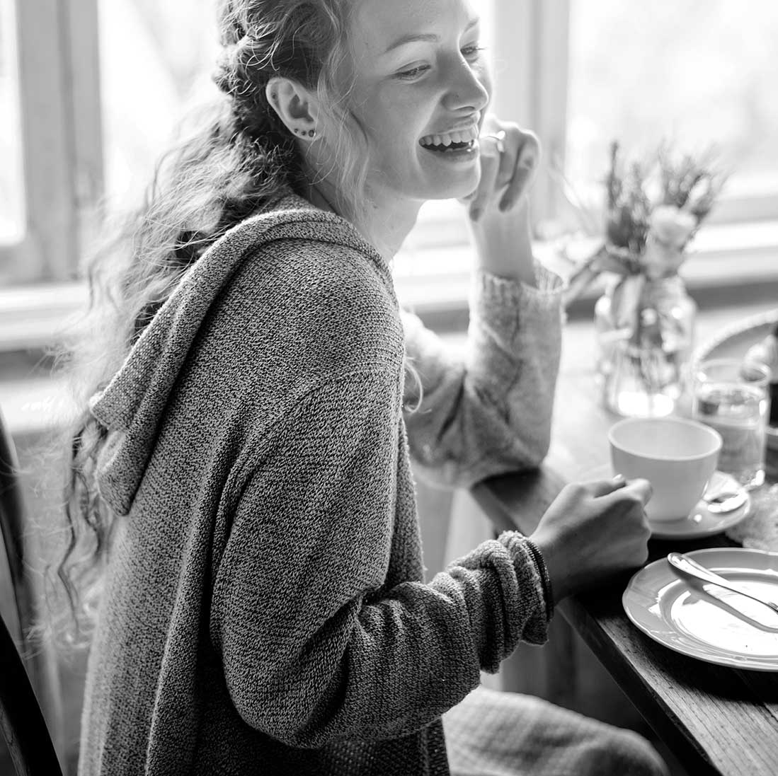 Γυναίκα χαρούμενη πίνει το τσάι της το πρωί