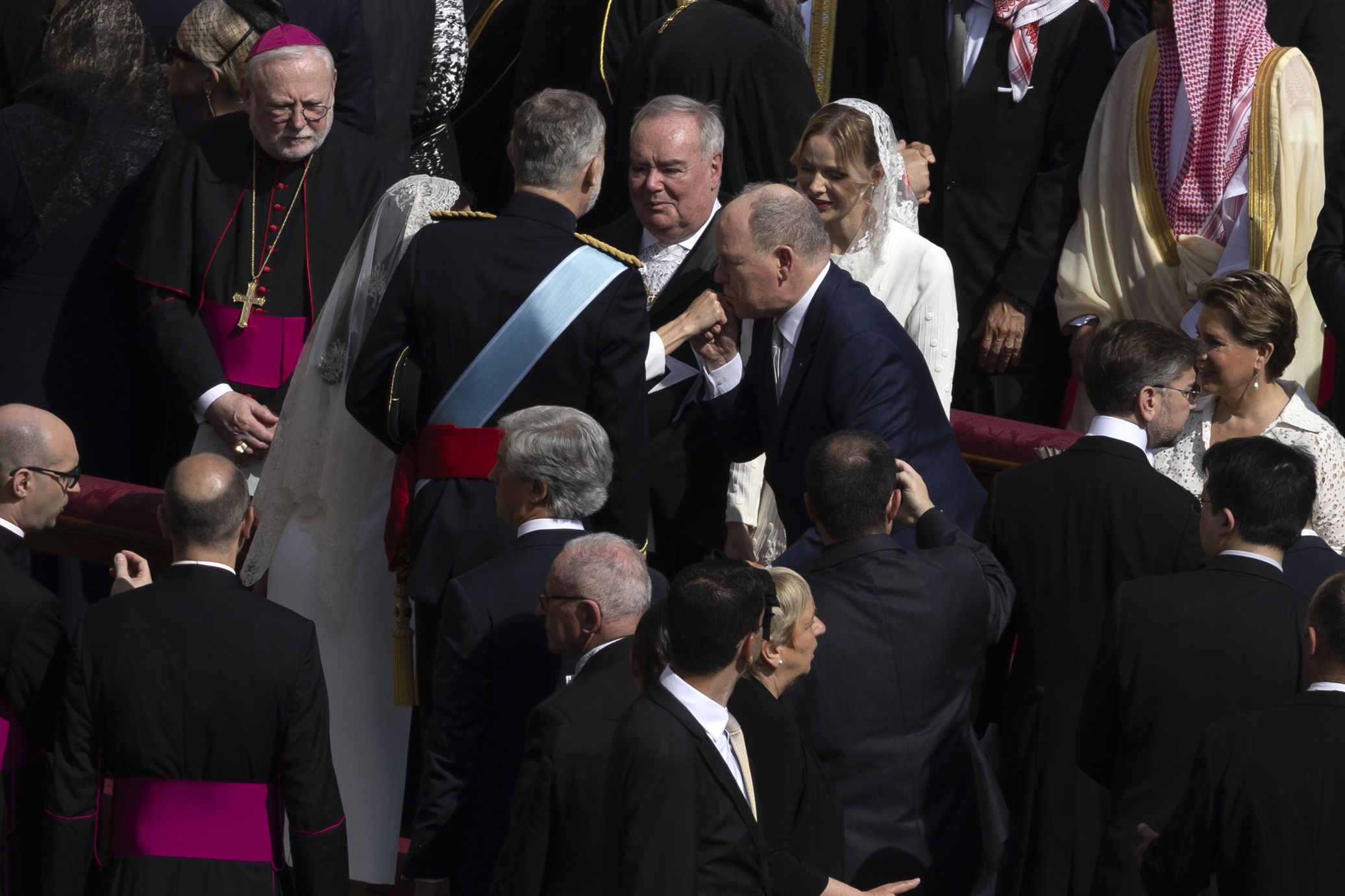 O πρίγκιπας Αλβέρτος του Μονακό και η πριγκίπισσα Charlene στην τελετή ενθρόνισης του Πάπα Λέοντα ΙΔ' μαζί με τον βασιλιά Felipe της Ισπανίας και τη βασίλισσα Letizia, 18 Μαΐου 2025