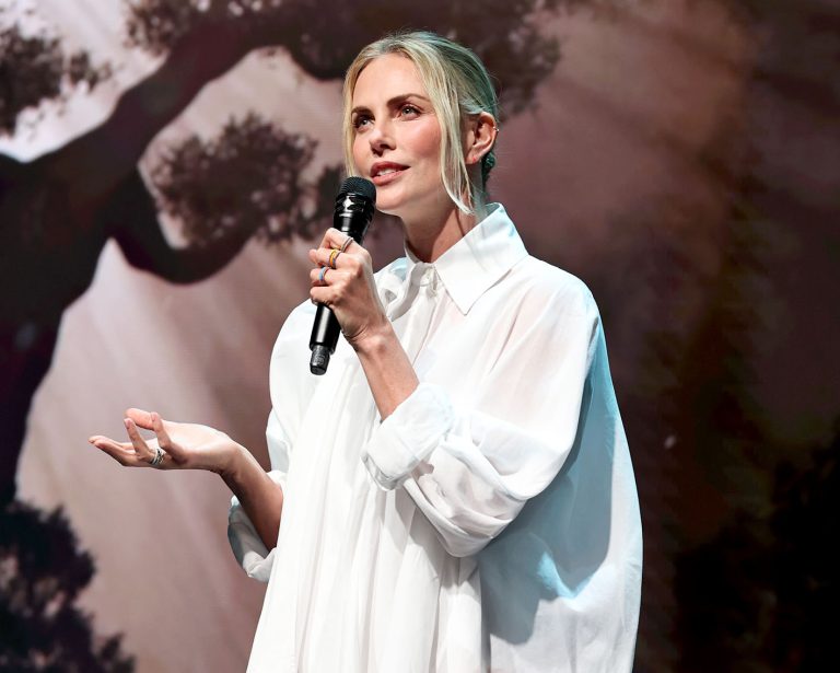 H Charlize Theron μιλά στη σκηνή κατά τη διάρκεια της εκπομπής Upfront 2025 του Netflix στις 14 Μαΐου 2025 στη Νέα Υόρκη.