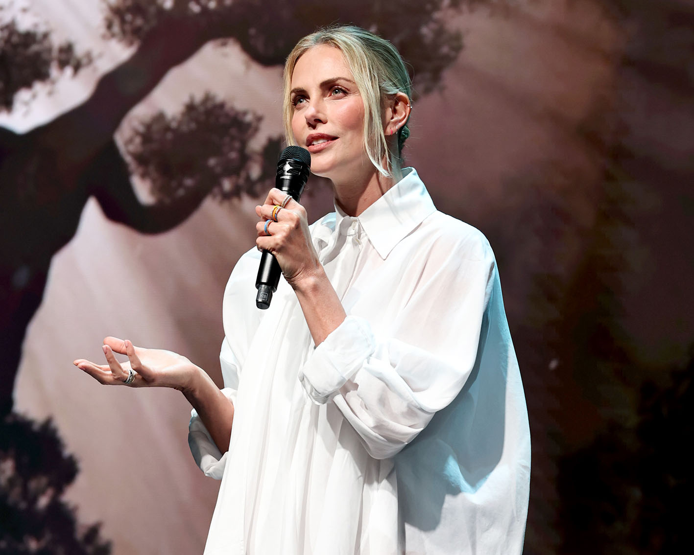 H Charlize Theron μιλά στη σκηνή κατά τη διάρκεια της εκπομπής Upfront 2025 του Netflix στις 14 Μαΐου 2025 στη Νέα Υόρκη.