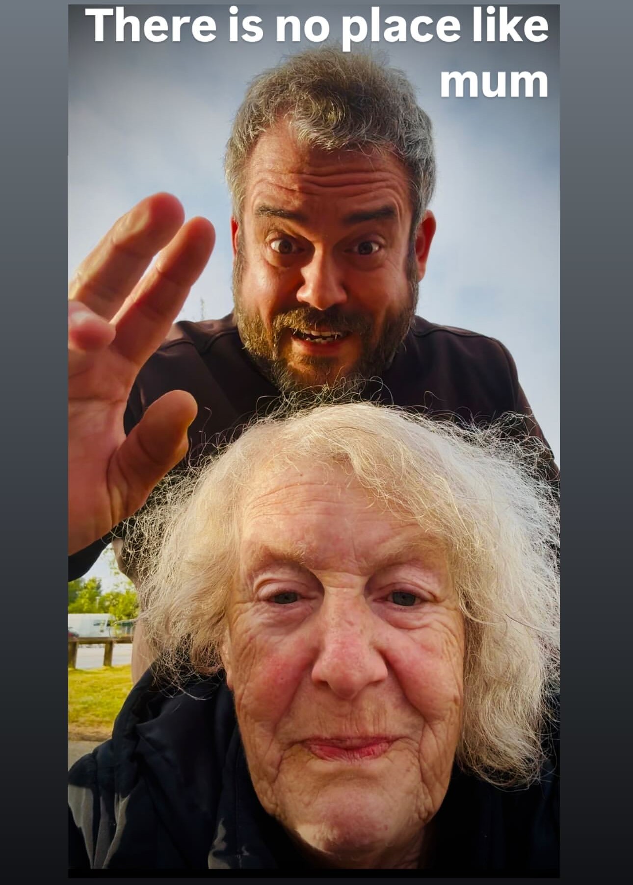 Ο Πυγμαλίων Δαδακαρίδης με την μητέρα του