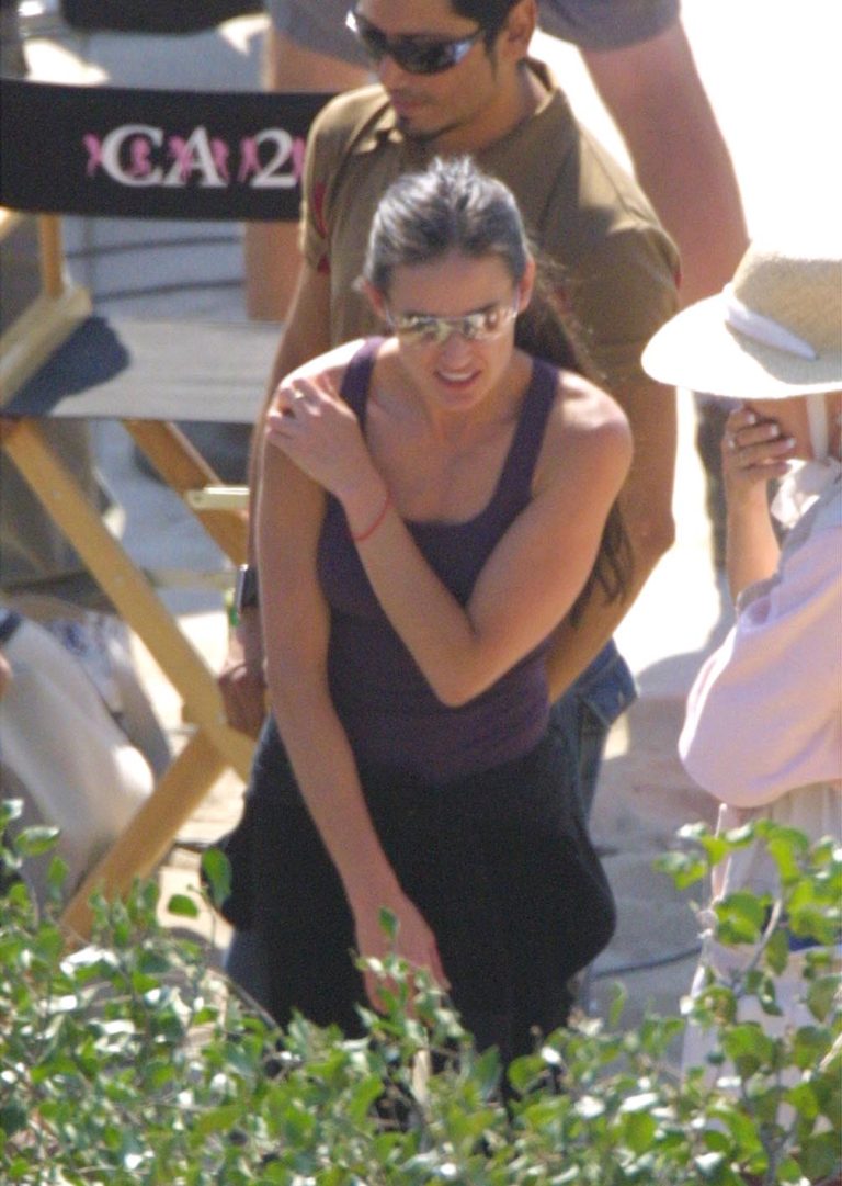 H Demi Moore συνομιλεί με ένα άγνωστο άτομο στα γυρίσματα της επερχόμενης ταινίας της, "Charlie's Angels 2" στις 9 Σεπτεμβρίου 2002 στο Μαλιμπού της Καλιφόρνια.