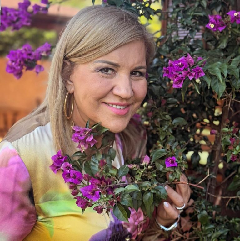 Η Δέσποινα Μοιραράκη με λουλούδια