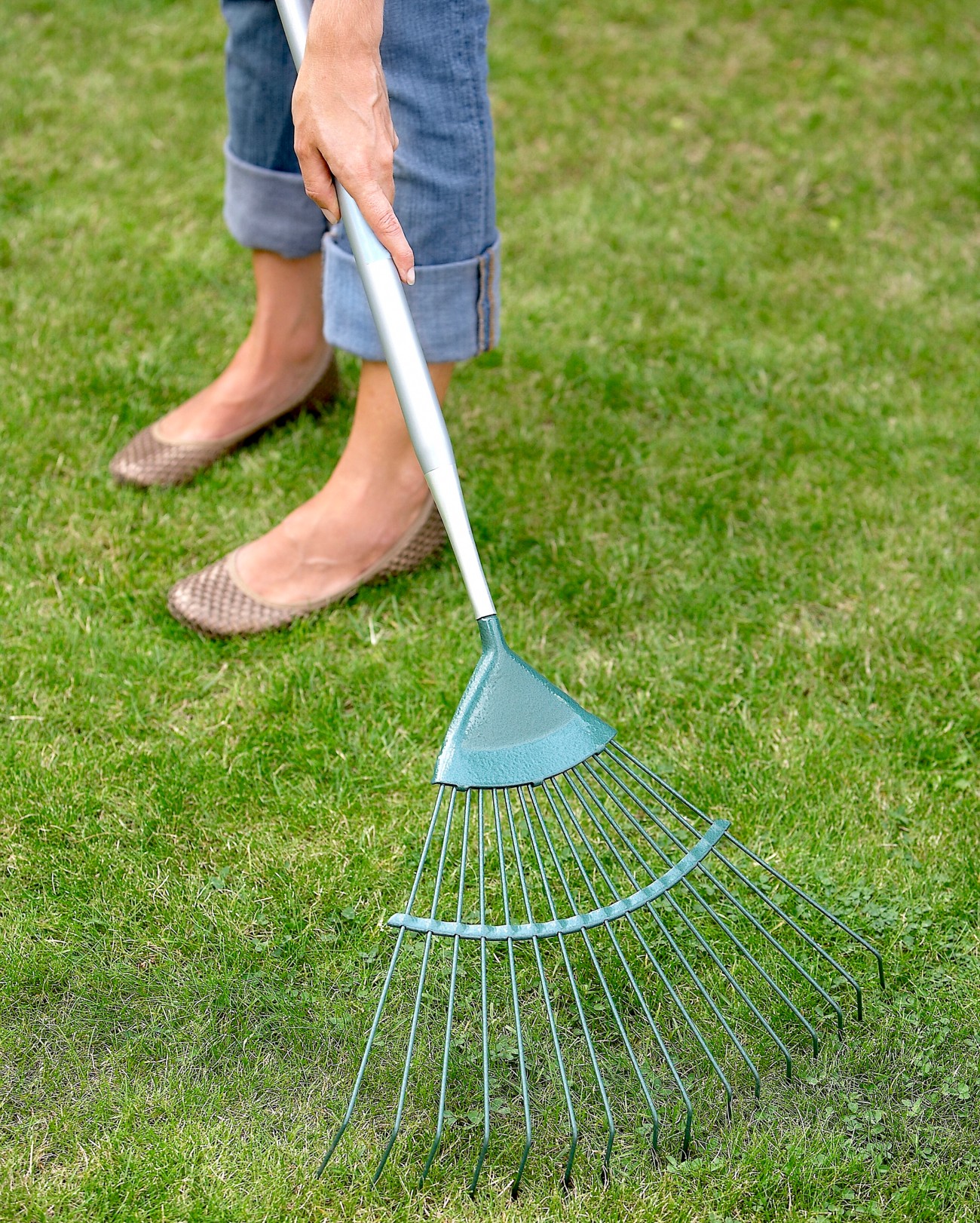 Γυναίκα περιποιείται το γκαζόν
