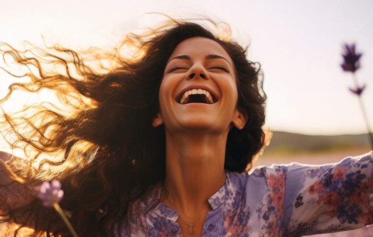 Χαρούμενη γυναίκα στη φύση