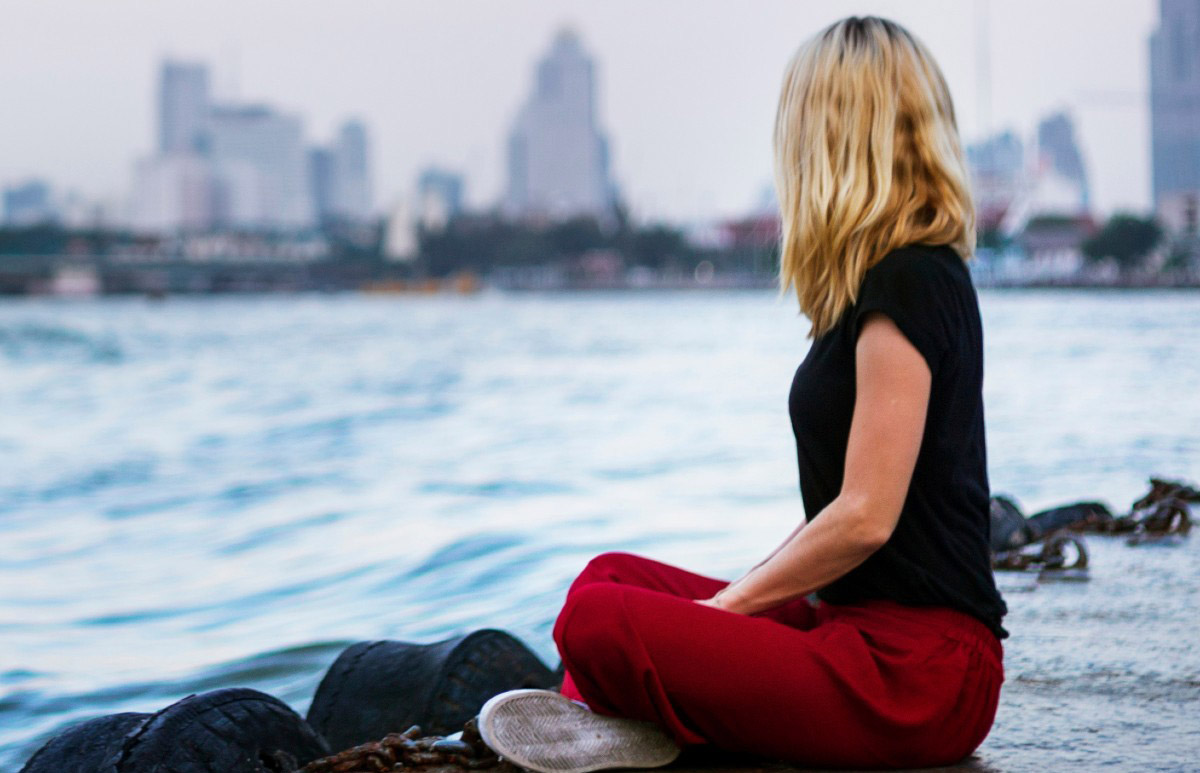 Γυναίκα δίπλα στη θάλασσα στο λιμάνι