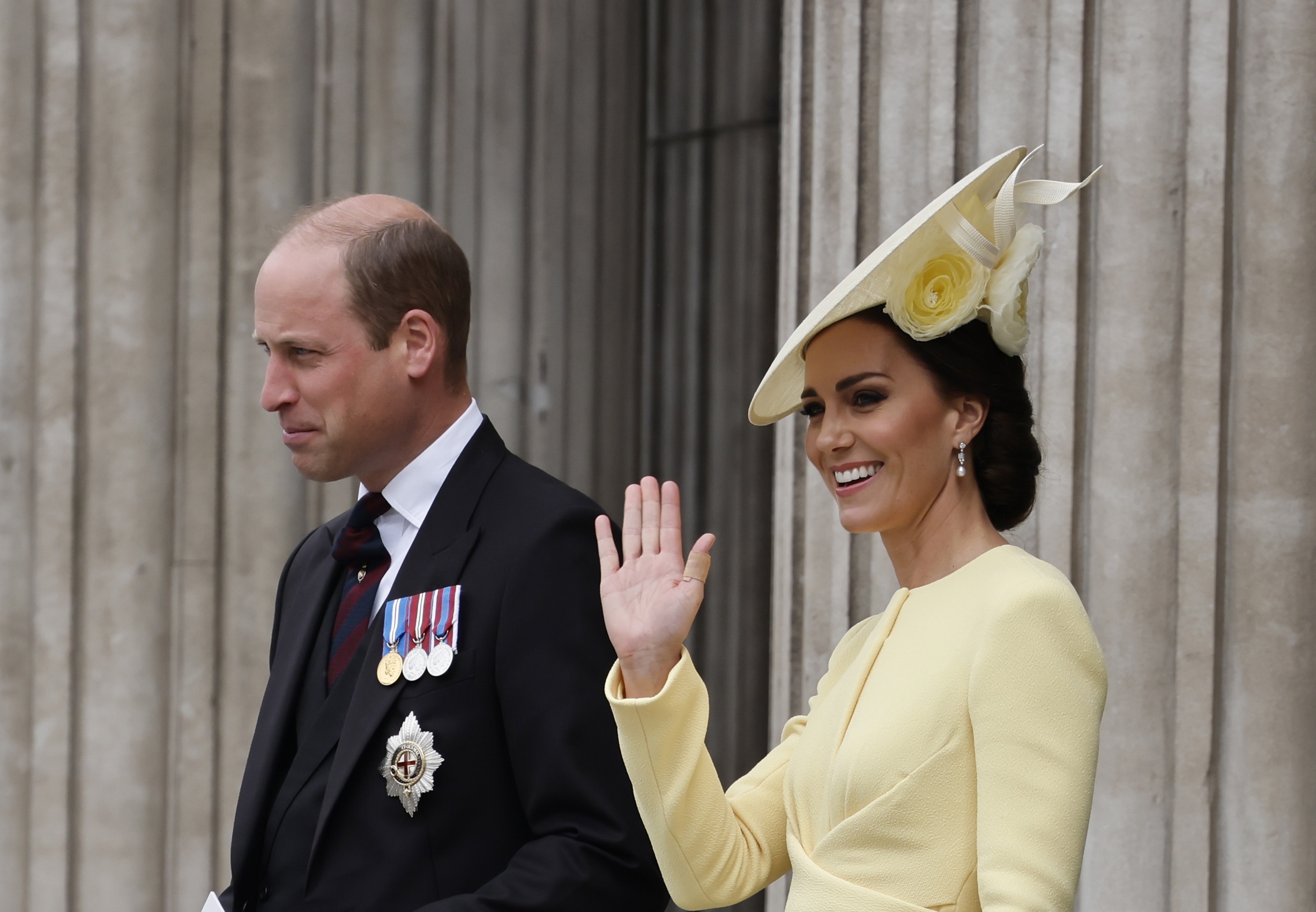O πρίγκιπας William και η Kate Middleton αποχωρούν από τον Καθεδρικό του Αγίου Παύλου στο πλαίσιο των εορτασμών του Πλατινένιου Ιωβηλαίου της βασίλισσας Ελισάβετ, στις 3 Ιουνίου 2022