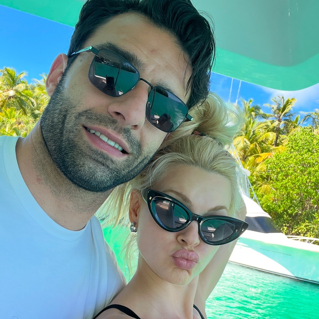 Γιώργος Τζαβέλλας - Βίκυ Κάβουρα