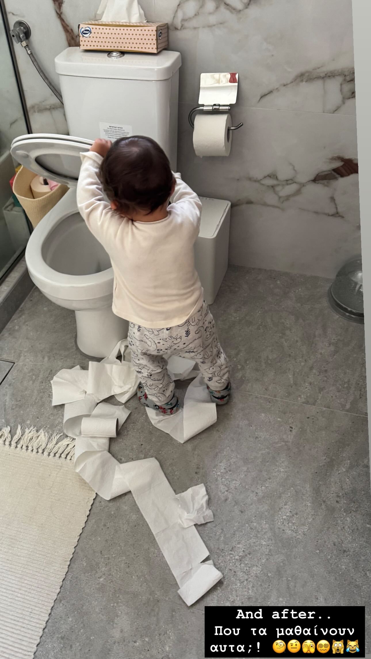 Το παιδί της Αντιγόνης Κουλουκάκου κάνει σκανταλιές στο μπάνιο