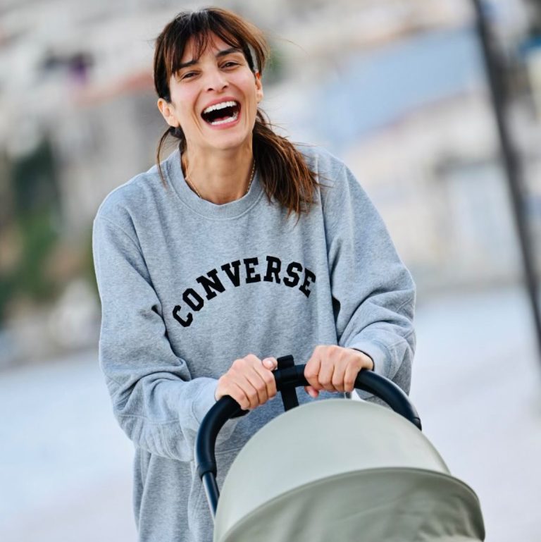 Η αντιγόνη Κουλουκάκου με το μωρό της στο καρότσι