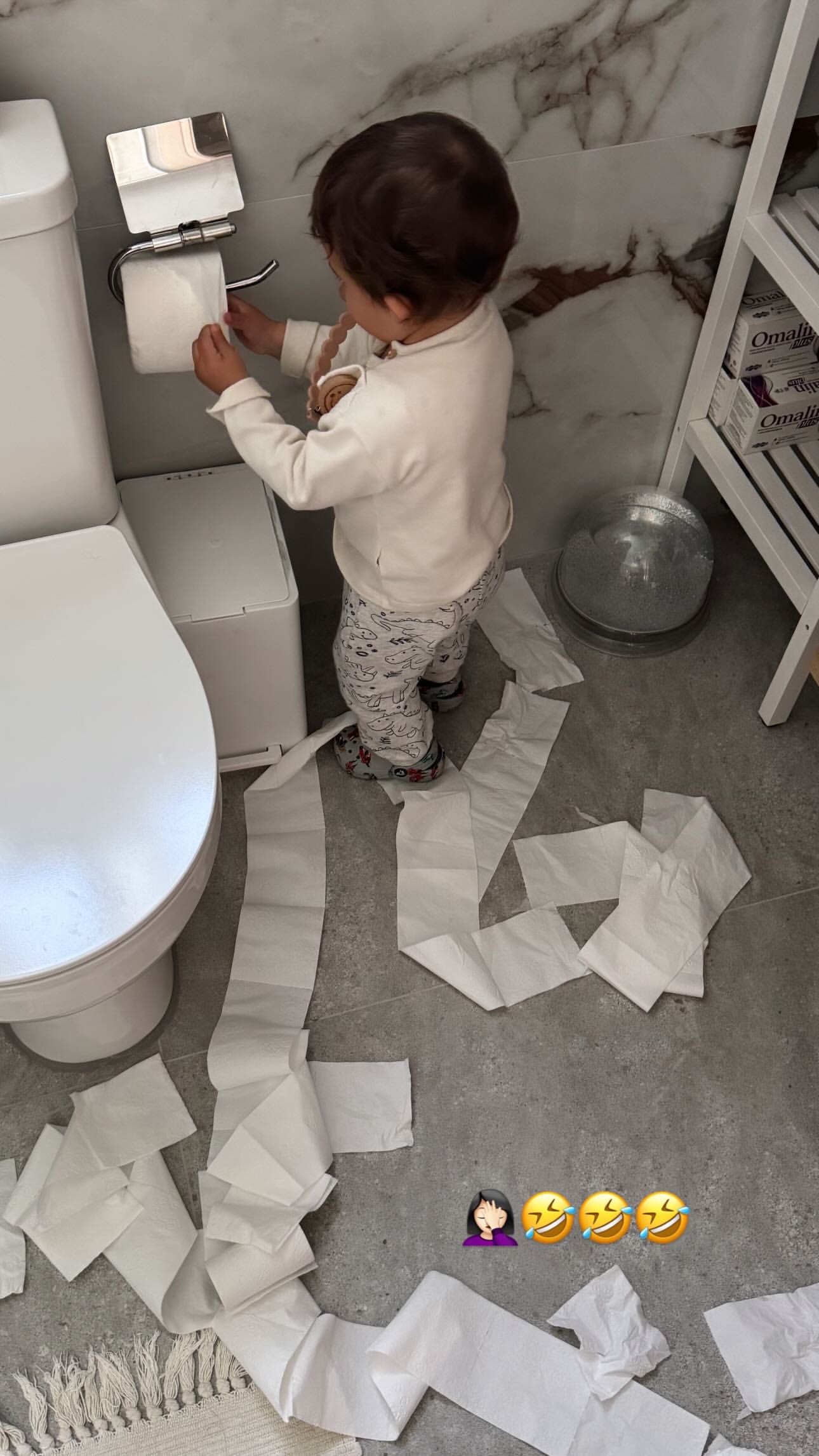 Το παιδί της Αντιγόνης Κουλουκάκου κάνει σκανταλιές στο μπάνιο