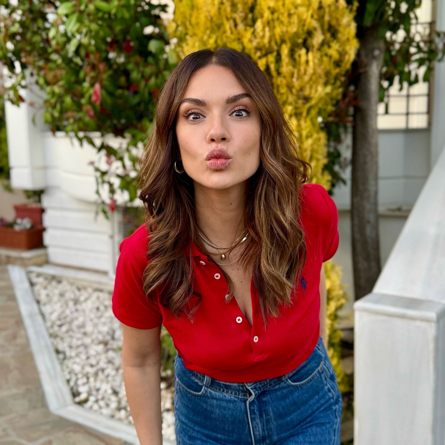 Η βάσω Λασκαράκη στην αυλή της