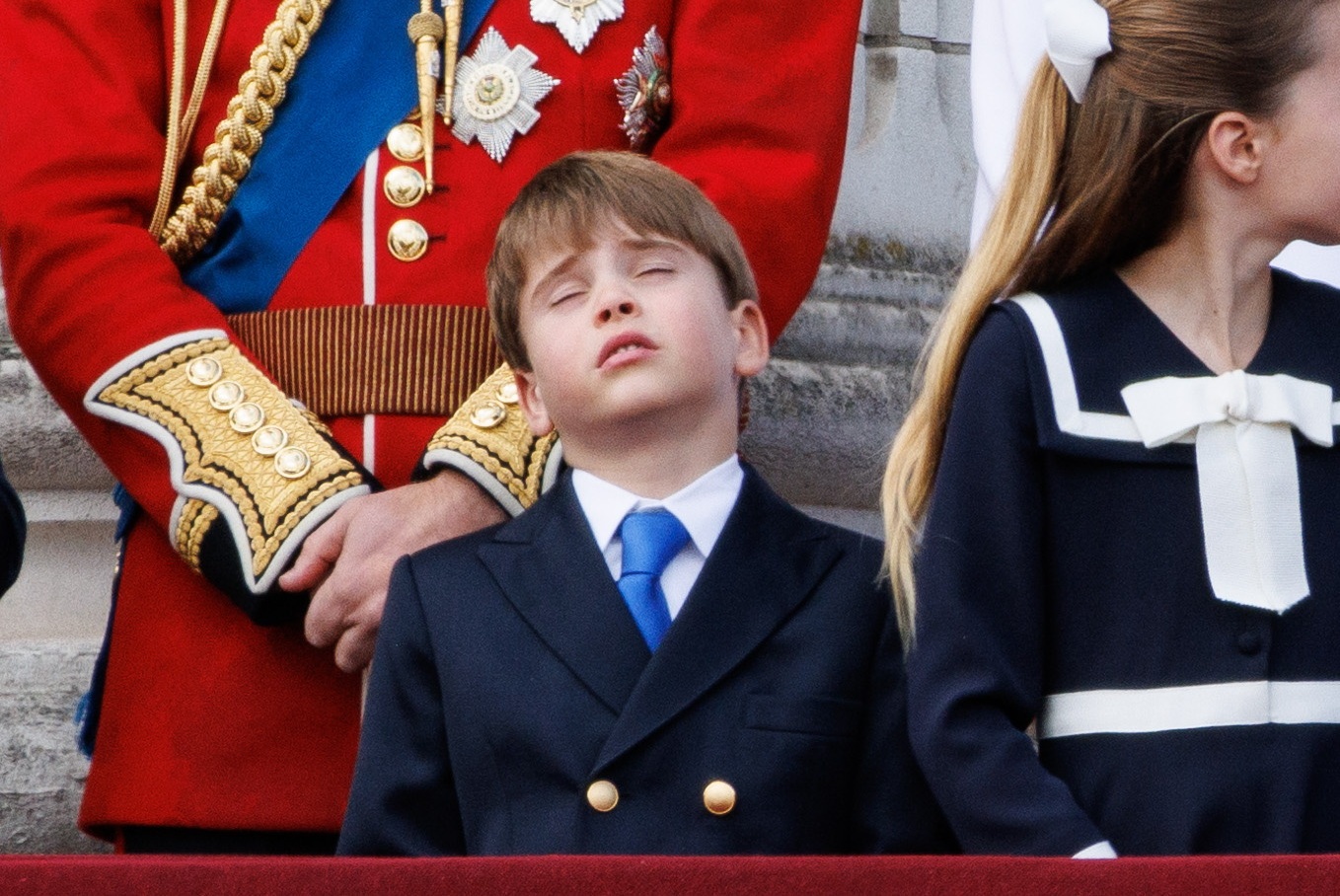 O πρίγκιπας Louis στο μπαλκόνι των Ανακτόρων του Μπάκιγχαμ παρακολουθεί τις αεροπορικές επιδείξεις στο πλαίσιο του Trooping the Colour, στις 15 Ιουνίου 2024