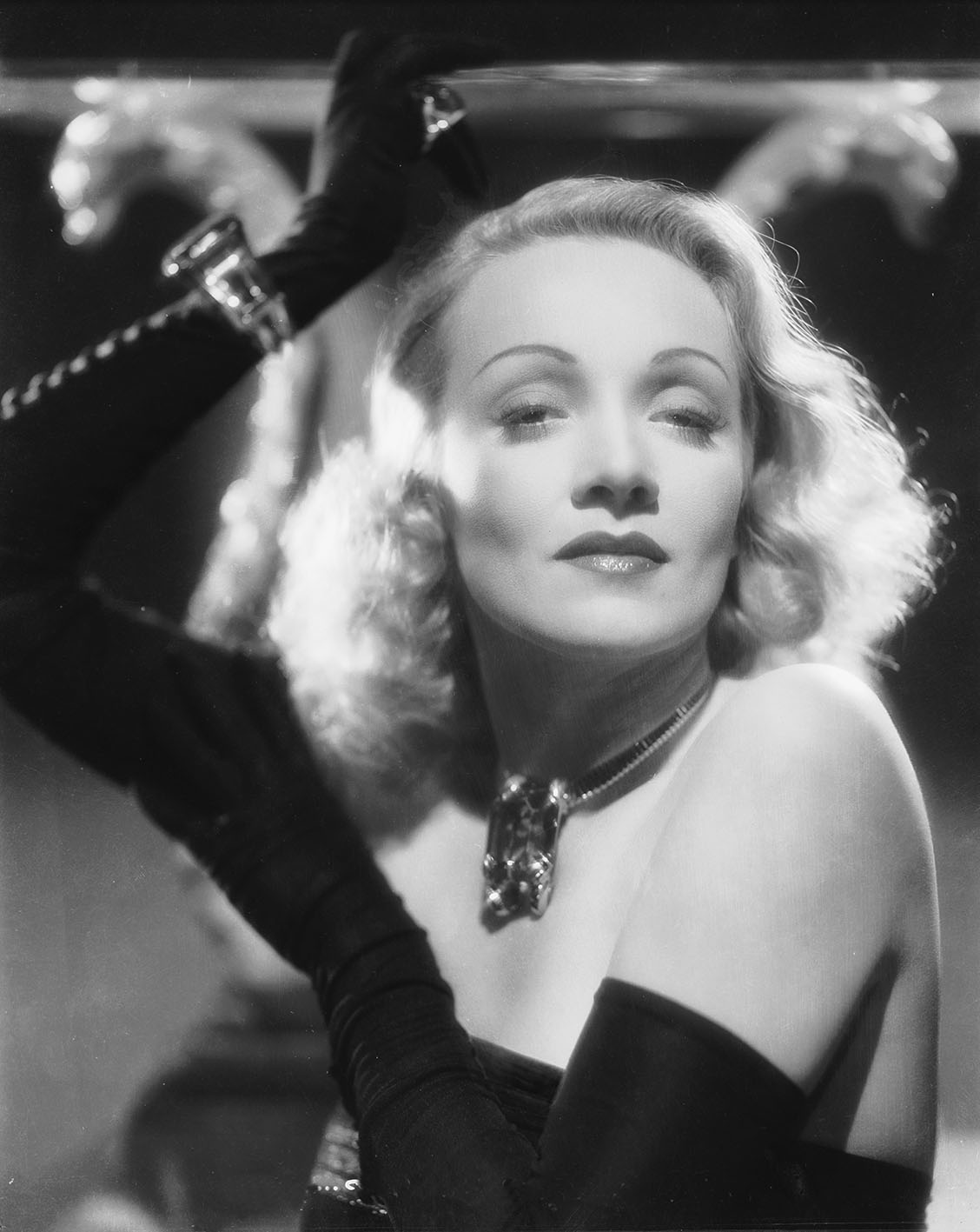 Η Γερμανίδα ηθοποιός Marlene Dietrich (1901 - 1992) ποζάρει για την προώθηση της ταινίας του 1942 «The Lady Is Willing» στην οποία συμπρωταγωνιστεί με τον Φρεντ ΜακΜάρεϊ.