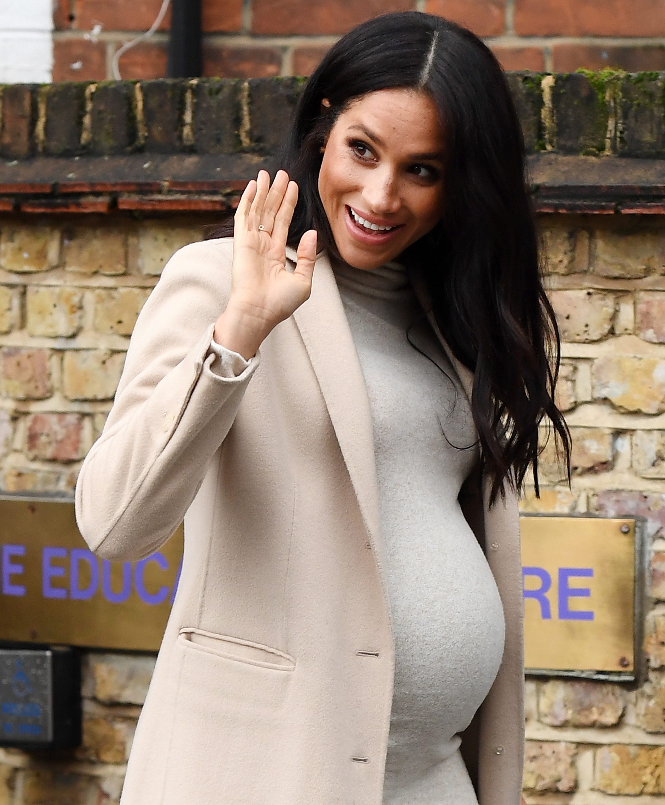 Η Meghan χαιρετά το πλήθος αφού επισκέφθηκε το Κέντρο Mayhew στο βόρειο Λονδίνο, 16 Ιανουαρίου 2019