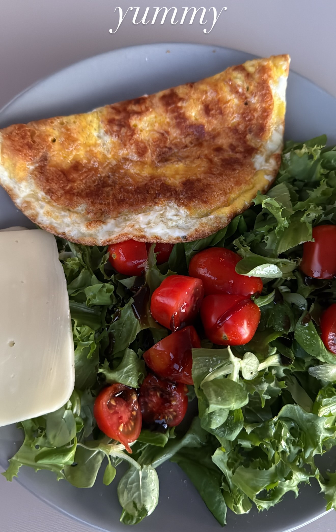 Ομελέτα με σαλάτα και light τυρί